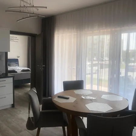 Lux Gray Basen, Piec Morz شقة